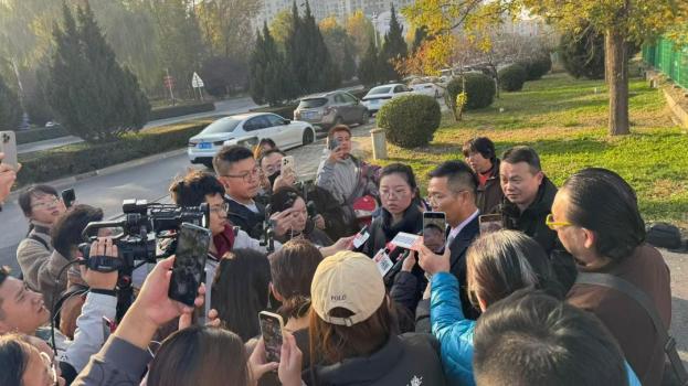 狗咬人被摔死 狗主人上门打砸遭反杀 正当防卫争议案开庭