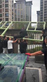 业主自己做的窗户物业不让进小区 网友热议纷纷