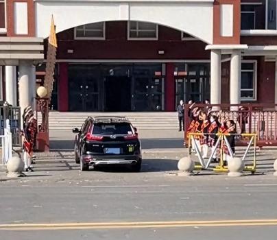 教育局回应小学生穿裙装敬礼 活动细节澄清