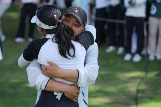 刘国梁女儿首战全运会还带作业 赛场内外皆优秀