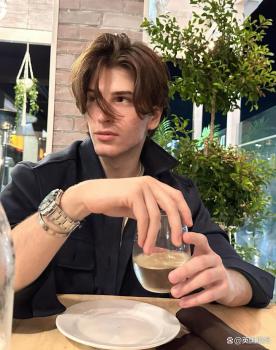 美国男博主因变帅教学走红 容貌极致化引领潮流