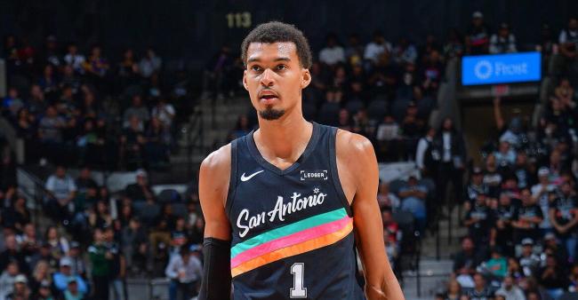 文班亚马左小腿拉伤将缺席数周 马刺谨慎对待当家球星