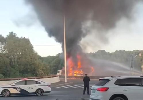 上海松江一路口水泥泵车陷入火海 早高峰突发事故