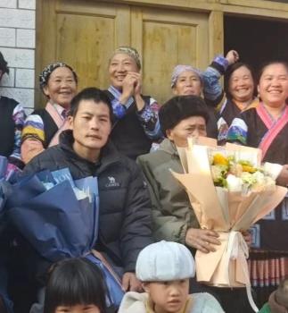 贵州乡亲拉横幅迎接“刀疤哥”回家 平安归来受热烈欢迎