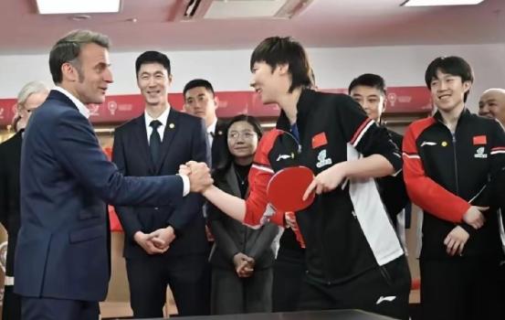 马克龙给王曼昱竖大拇指并握手 体育交流跨越国界
