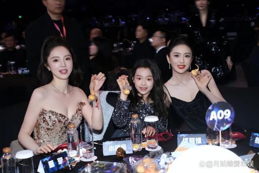 董璇带着小酒窝到处合影 星二代的温暖瞬间