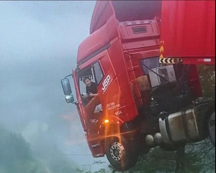 高速大橋垮塌懸空被救司機(jī)漲粉40萬 幸運(yùn)卡車司機(jī)成網(wǎng)紅