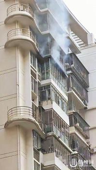 高层住宅突发火情 九旬阿婆及时自救 烟头疑引发火灾