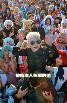 5岁白化病男孩在漫展收获温暖！