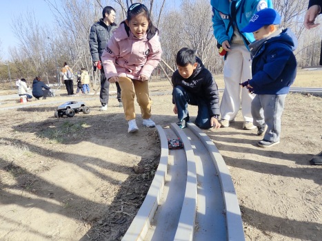 一公园“跑道”让人“重返童年”！