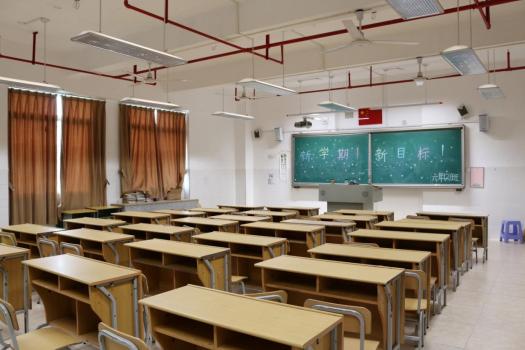 當(dāng)?shù)鼗貞?yīng)護眼燈出廠價與中標(biāo)價差5倍 采購程序合規(guī)解釋差異