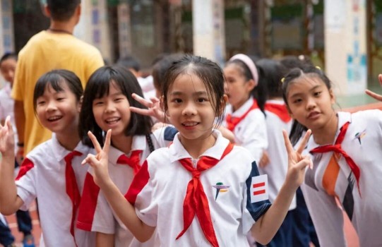 家长发现孩子穿礼服回校次数减少！