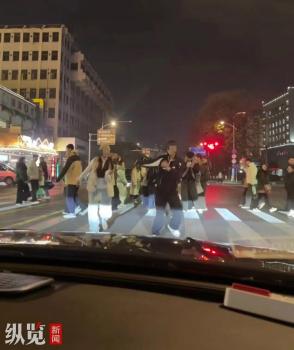 男女斑马线跳舞拍视频 交警回应 加强路段管理