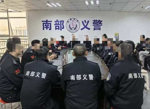 四川一義警隊(duì)伍制服與警服相似！