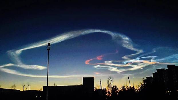 內(nèi)蒙古多地夜空現(xiàn)"七彩祥云" 火箭發(fā)射造就夢幻景象