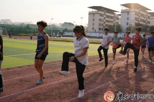 走近球技驚艷全網(wǎng)的廣西“小孩姐” 勤奮成就高光時(shí)刻