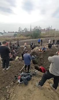 数十人在老宅挖银元？文旅部门回应 现场已保护起来