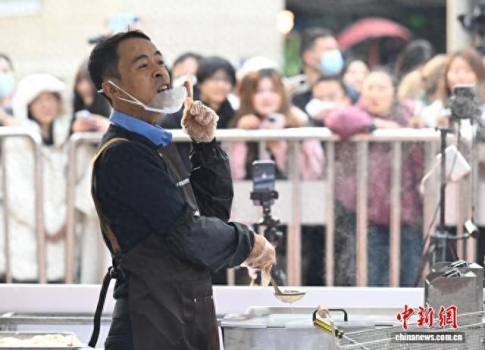 雞排哥“全國(guó)巡炸”杭州站人山人海 百米長(zhǎng)隊(duì)品嘗