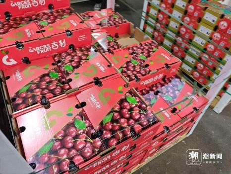 冬季顶流水果价格大跳水 车厘子降价市民抢购