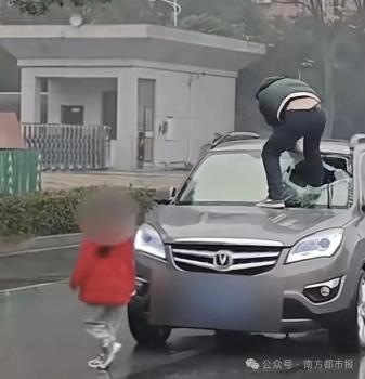 男子当街拦车砸玻璃 警方：家庭纠纷 情绪失控引发打砸