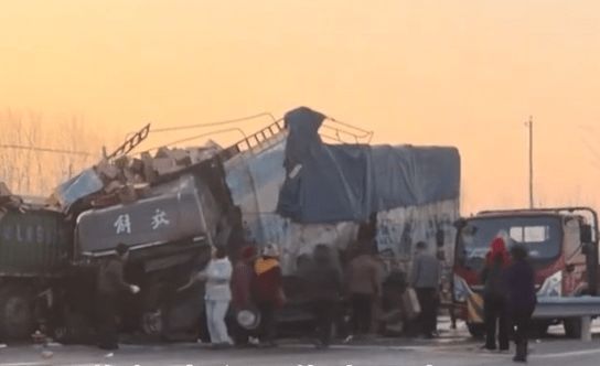 货车出事故货物遭哄抢 现场有人劝阻 视频引发热议