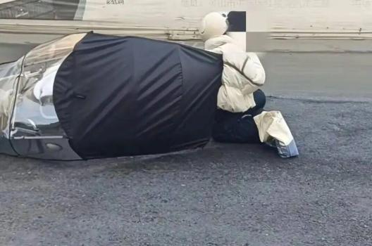 路面洒水结冰致多人摔车 当地回应 施工单位洒水所致