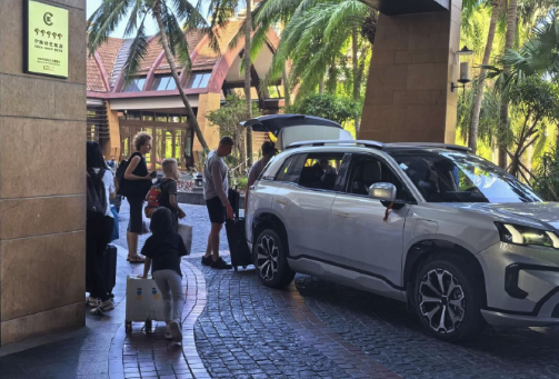 三亚海滩上长满俄国人！外国游客扎堆三亚跨年 阳光沙滩与中医养生成热门之选