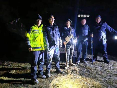 两人登山遇风雪被困警民救援 高海拔生死营救
