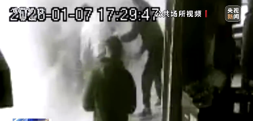 小车起火路人喊来洒水车喷水 轿车自燃一群陌生人默契分工灭火