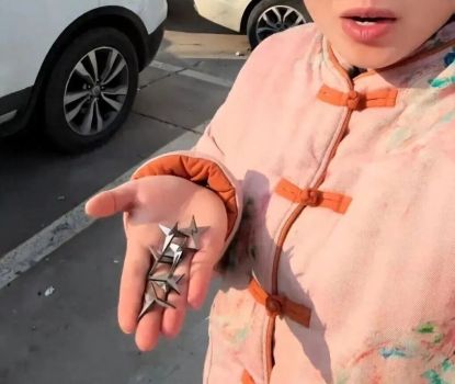停车场现多枚铁蒺藜有人被扎伤 警方已介入调查