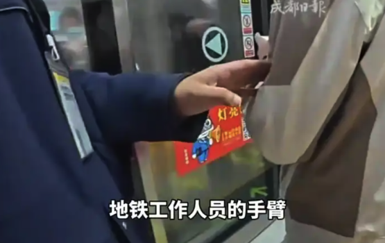 盲人姑娘独坐地铁 无数友善的手伸来