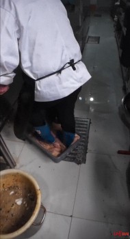 猪肚脚踩的 南京一餐厅被曝后厨脏乱 市监局已介入调查