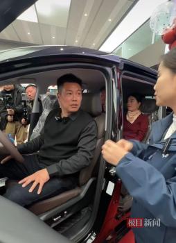 “天安门墙绘”创作者获赠五菱汽车 旧车换新车续梦旅程