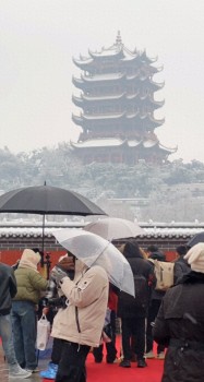 武汉初雪，黄鹤楼正常开放：工作人员在扫雪，欢迎来玩
