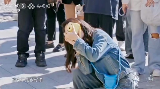 陈乔恩躺地上给武大靖拍照 这敬业程度谁看了不说一句“专业”