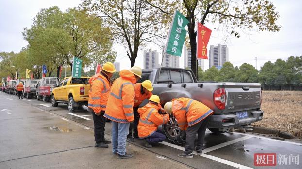 湖北潜江铲雪车上路破冰保畅通 应急响应机制全面启动