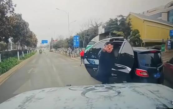 撞倒作不雅手势女子司机回应 文明行车引热议