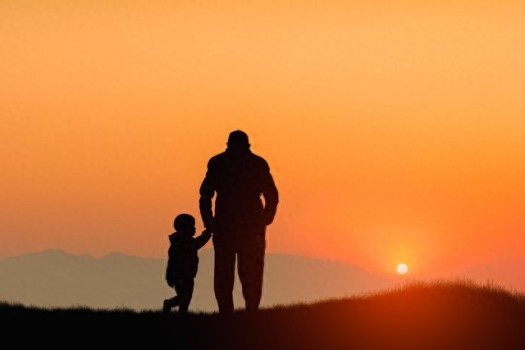 儿子打视频要钱，女友意外入镜！父亲秒变脸