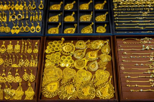 黄金波动剧烈 普通人还能进场吗 避险脉冲≠趋势反转