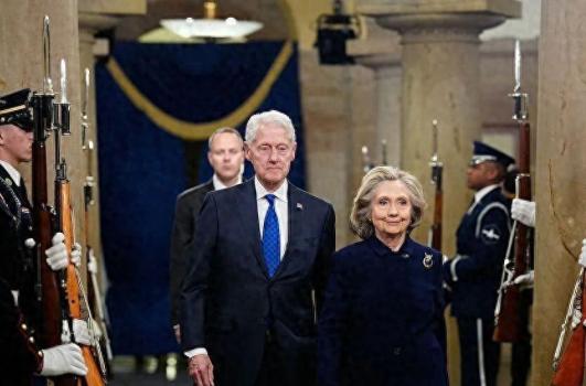 爱泼斯坦案升级 克林顿能逃过一劫吗 政治博弈再升级