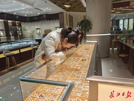 男子花不到2千淘到3件黄金礼物 小克重金饰成新宠