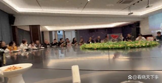 有些菜 一旦错过就不再：巨型圆桌上的年会文化