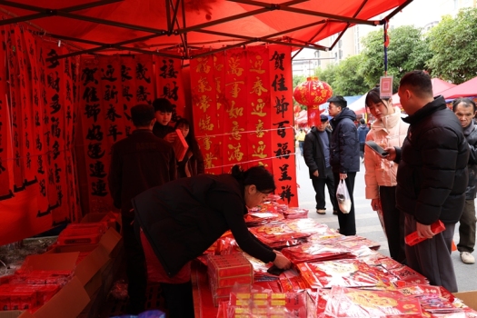 贵州这条年集一眼望不到头 新春气息浓厚