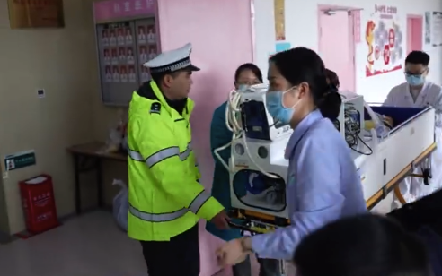 356公里生命接力！危重症孩子紧急转院 交警接力护送