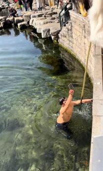 男子跳入泉水中帮游客捞手机 暖心举动获赞