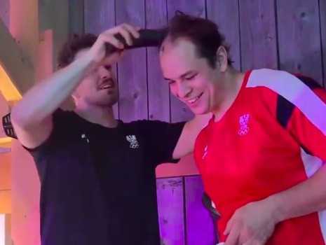 奥地利选手冬奥夺牌后剃头庆祝