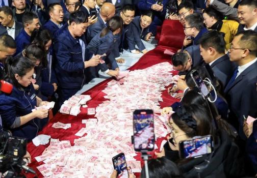 董事长把奖励洗衣机改现金：1人2万 真金白银激励员工