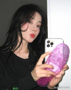迪丽热巴的手机壳有点抽象 到底是谁给她买的手机壳啊！