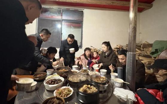 1家32人四世同堂过年 最小1岁 团圆饭里的幸福滋味