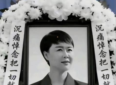 丈夫哽咽回忆妻子返岗去世细节 百姓心中永恒的光辉